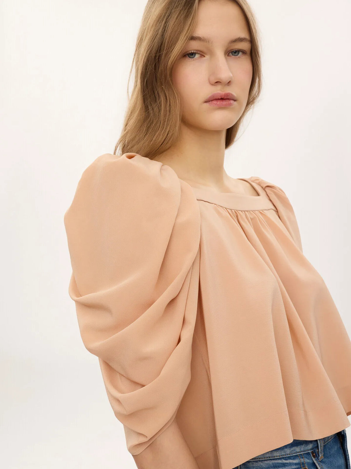Puff-sleeve pleated top in crêpe de chine