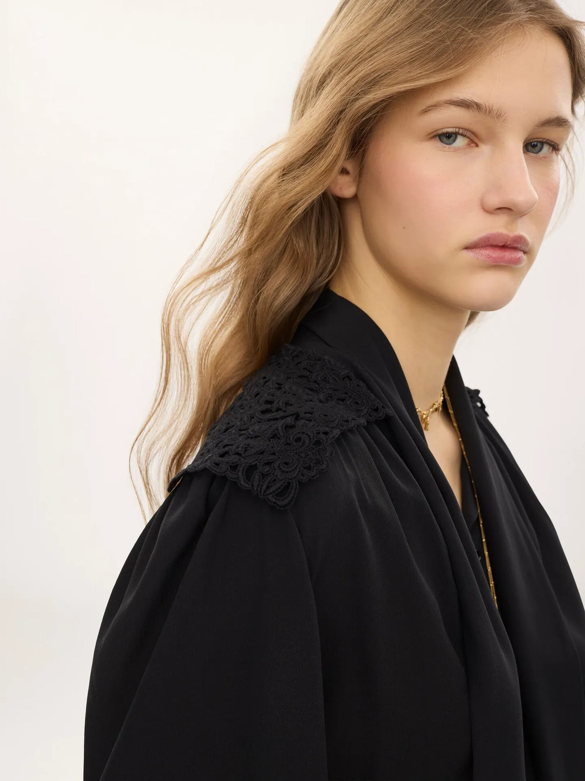 Gathered scarf-tie blouse in crêpe de chine & lace