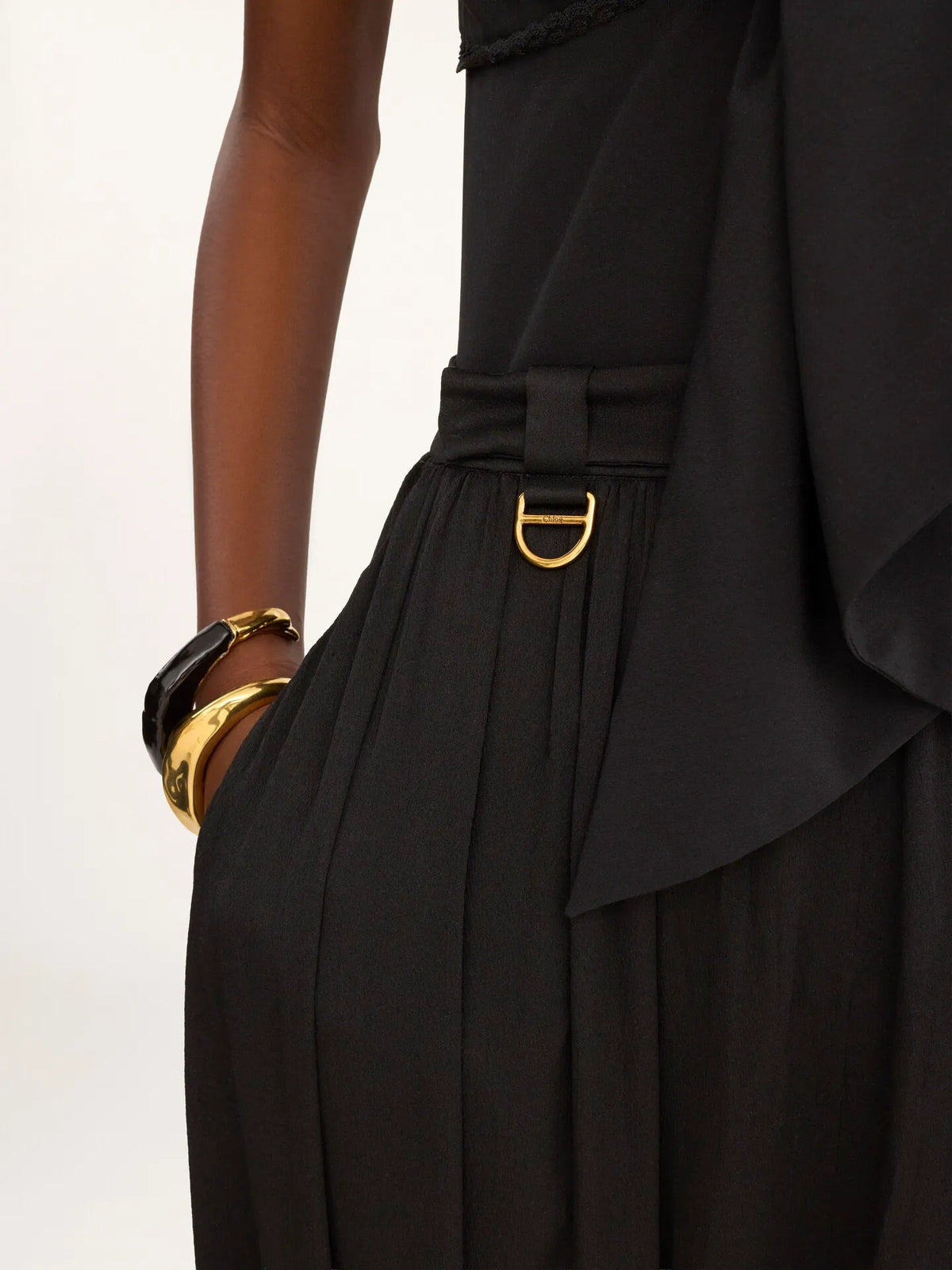 Fluid pleated pants in crêpe de chine