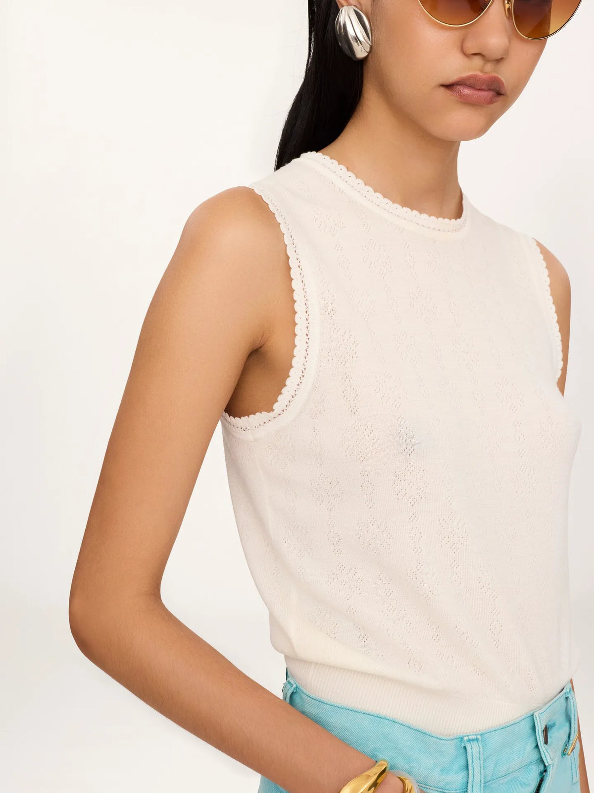 Sleeveless sweater in a wool knit