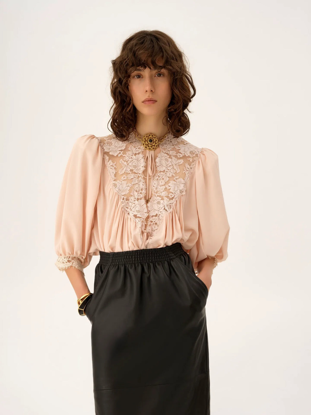 Fluid puff-sleeve top in crêpe de chine & lace