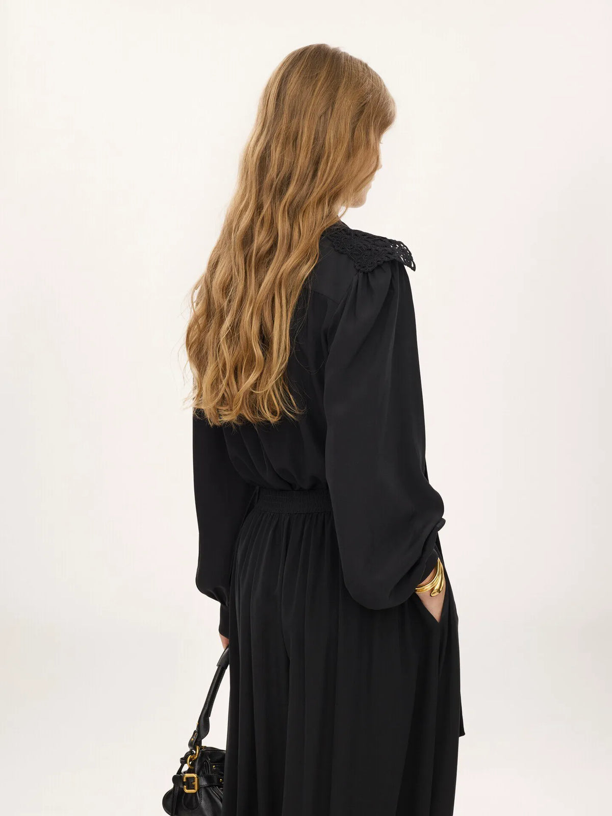 Gathered scarf-tie blouse in crêpe de chine & lace
