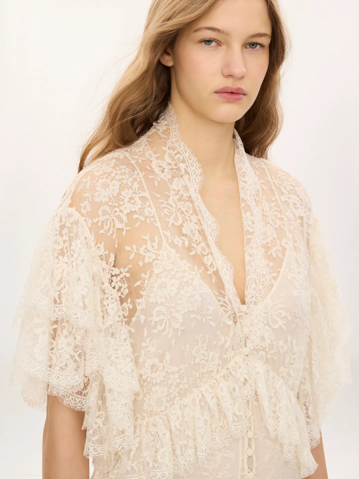Long ruffled dress in lace
