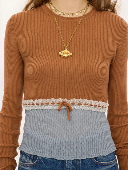 Cropped fitted sweater in a wool knit & lace