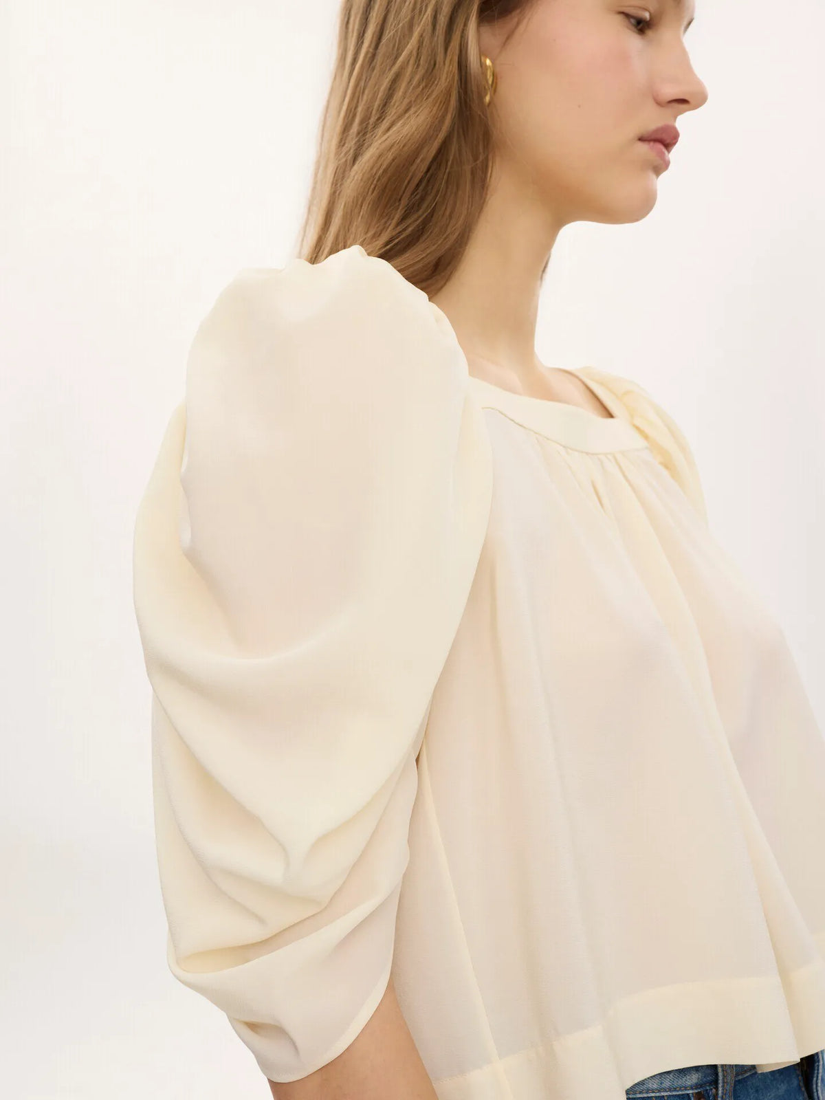 Puff-sleeve pleated top in crêpe de chine