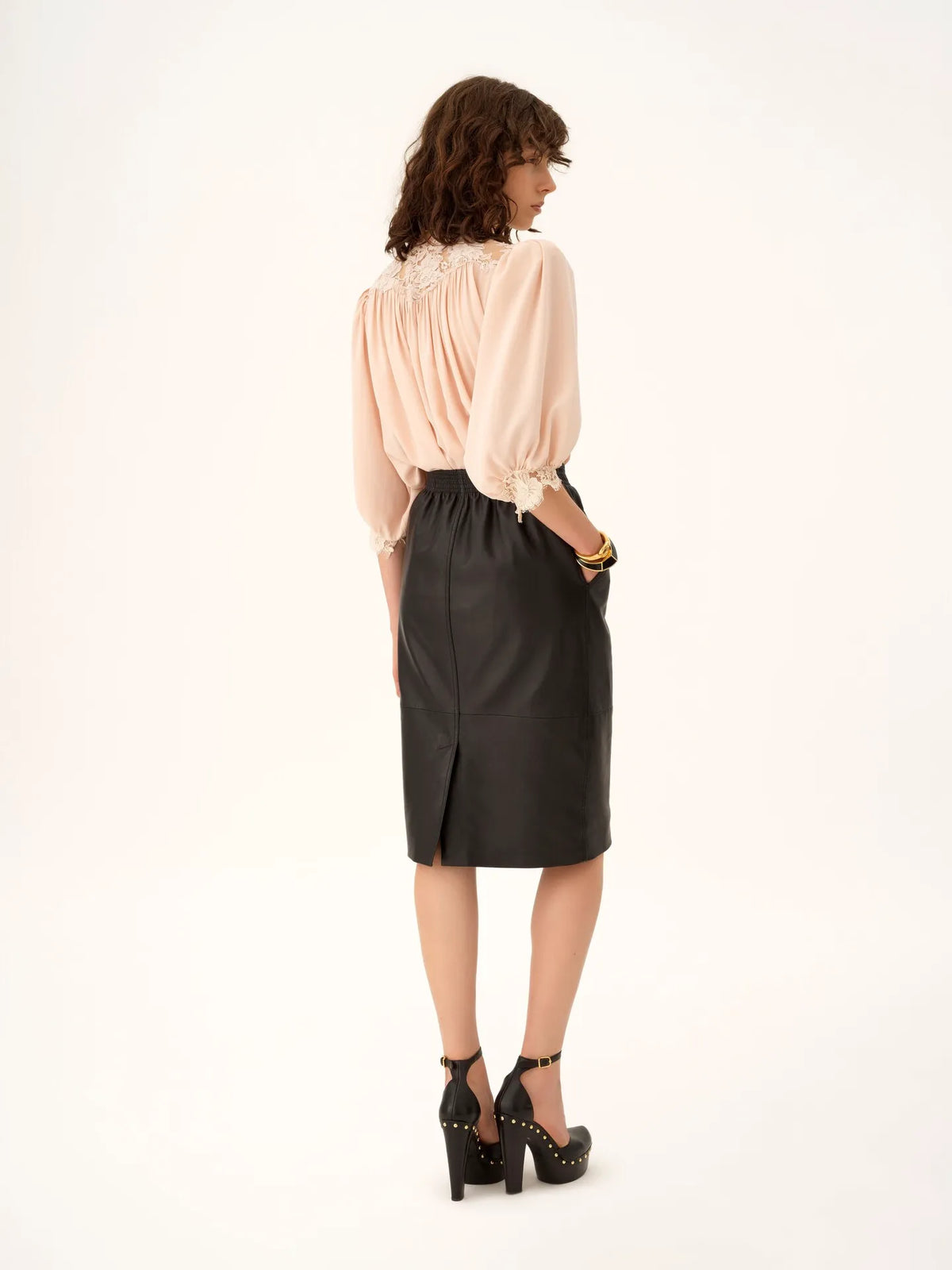 Fluid puff-sleeve top in crêpe de chine & lace